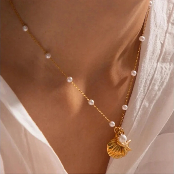 Gorgeous Pearl Beaded Starfish Seashells Charms Dainty Necklace in Gold - Picture 1 of 4